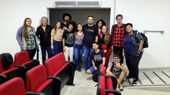  Imagem 1 – Professor André Amarante com alunos do IFSP ao final da conferência