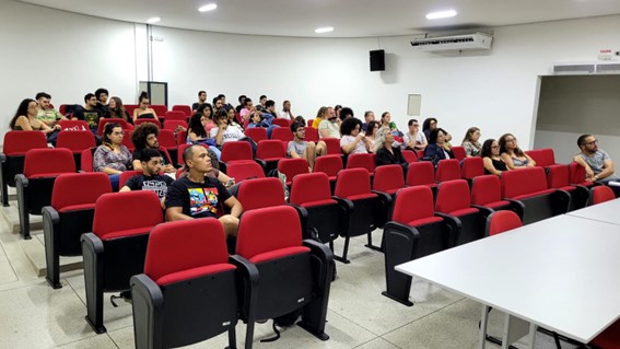 Imagem 3 – Público presente assistindo a conferência