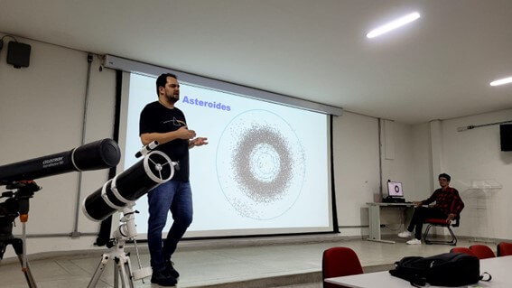 Imagem 4 – Professor André em frente a slide sobre asteroides