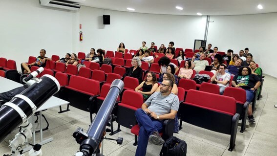 Imagem 8 – Público que assistiu à conferência do professor André Amarante