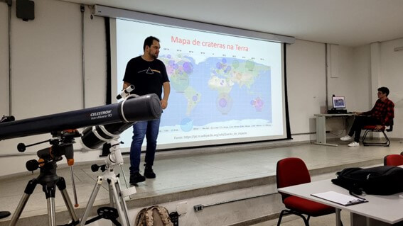 Imagem 9 – Slide com mapa de crateras na Terra