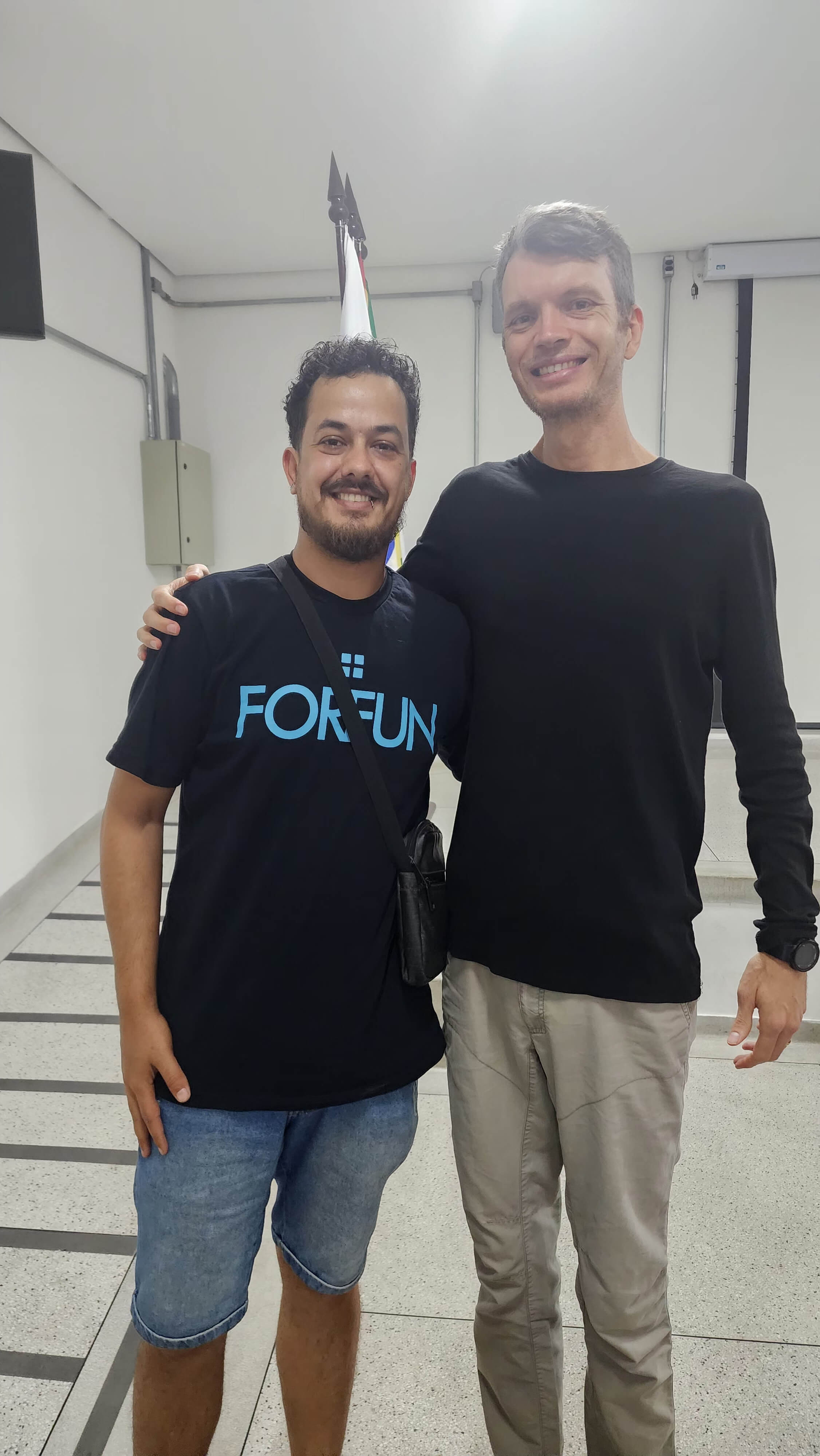  Imagem 2 -  Professor Marcio a direita com egresso Julio a esquerda 