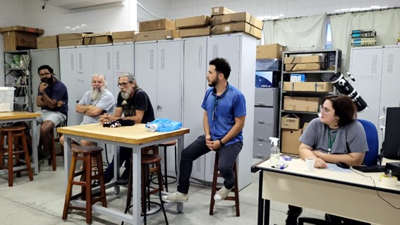 Imagem 4 – Professores no laboratório de física