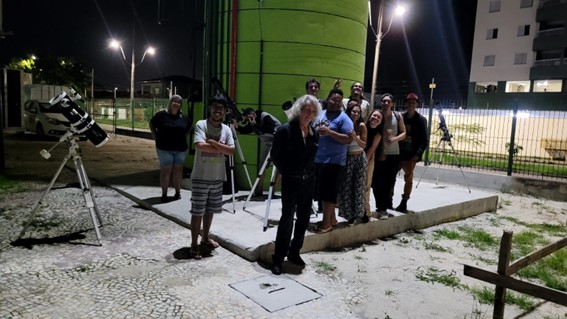 Imagem 5 – Alunos observando o céu noturno com 5 telescópios