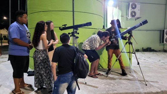Imagem 6 – Observação do céu noturno com telescópios