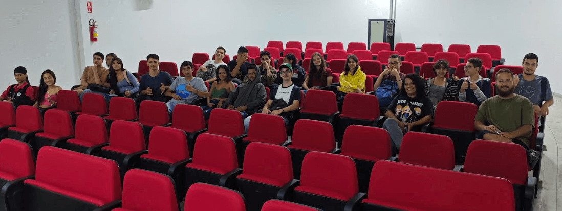 Imagem 1 - Alunos da escola Aurea Moreira Rachou no auditório do campus