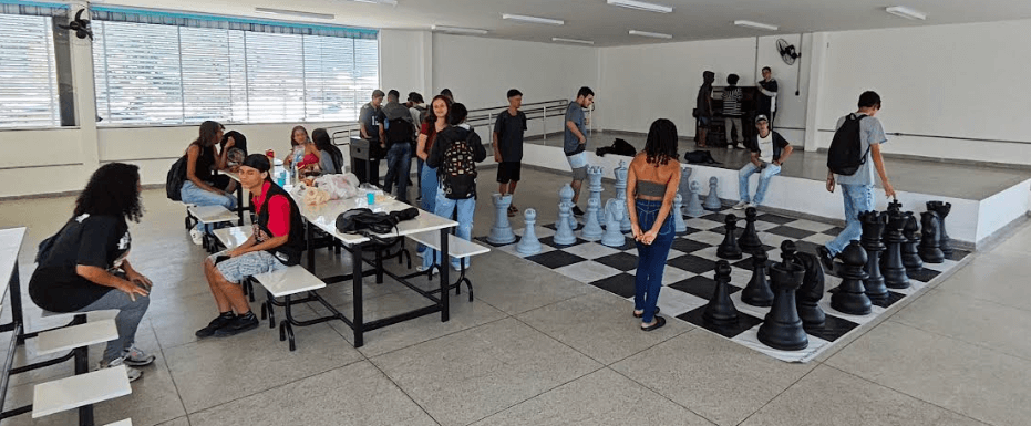 Imagem 2 - Alunos na área de convivência do campus