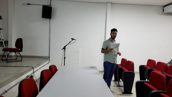 Imagem 3 – Professor Alex Lino durante as apresentações