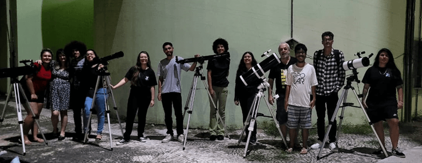 Imagem 3 – Participantes em torno dos 5 telescópios