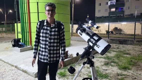 Imagem 5 – Bruno com telescópio que montou