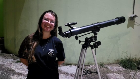 Imagem 6 – Patricia com telescópio que montou