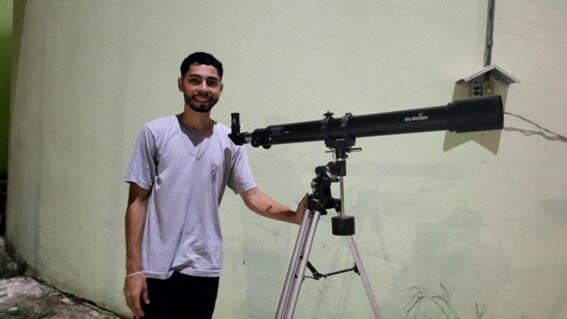 Imagem 7 – José Walter com telescópio que montou