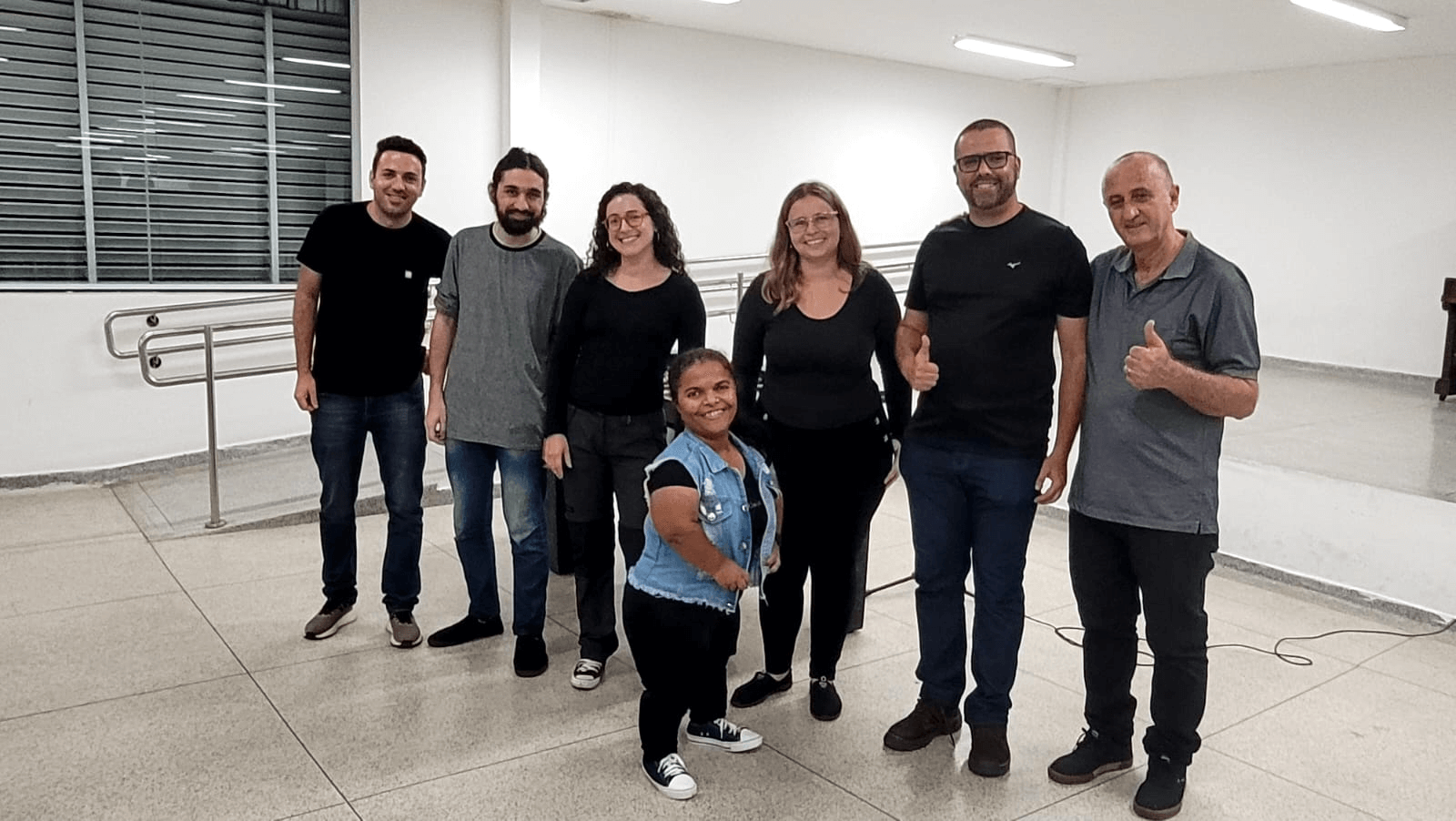 Imagem 1 - Integrantes da apresentação: da esquerda para direita: William, Matheus, Bruna, Eva, Thassiana, José Roberto e Lucimar Bizio