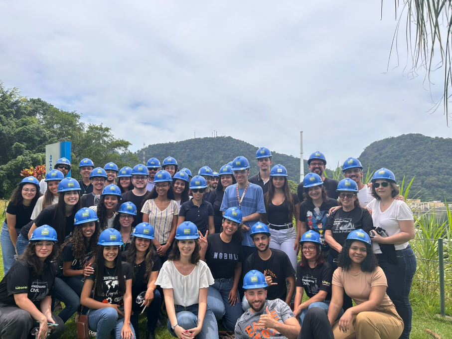 Imagem 01 - Alunos Reunidos no Observatório - Fonte: Annelise  Bruner