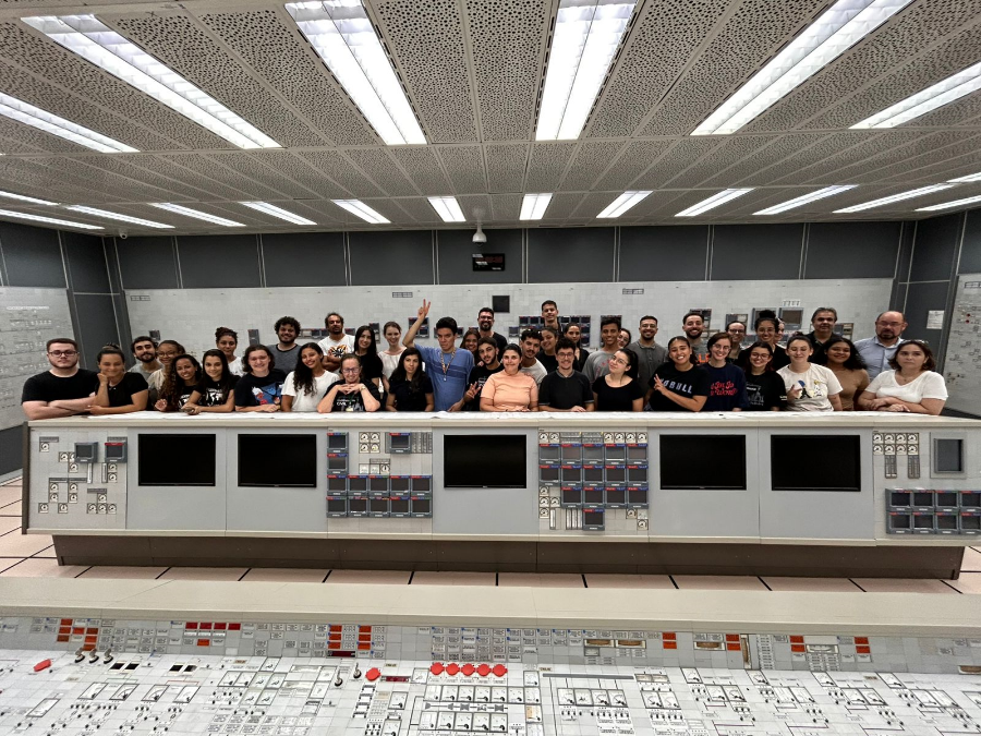 Imagem 04 - Alunos e professores nos sala dos simuladores - Fonte: Annelise Bruner