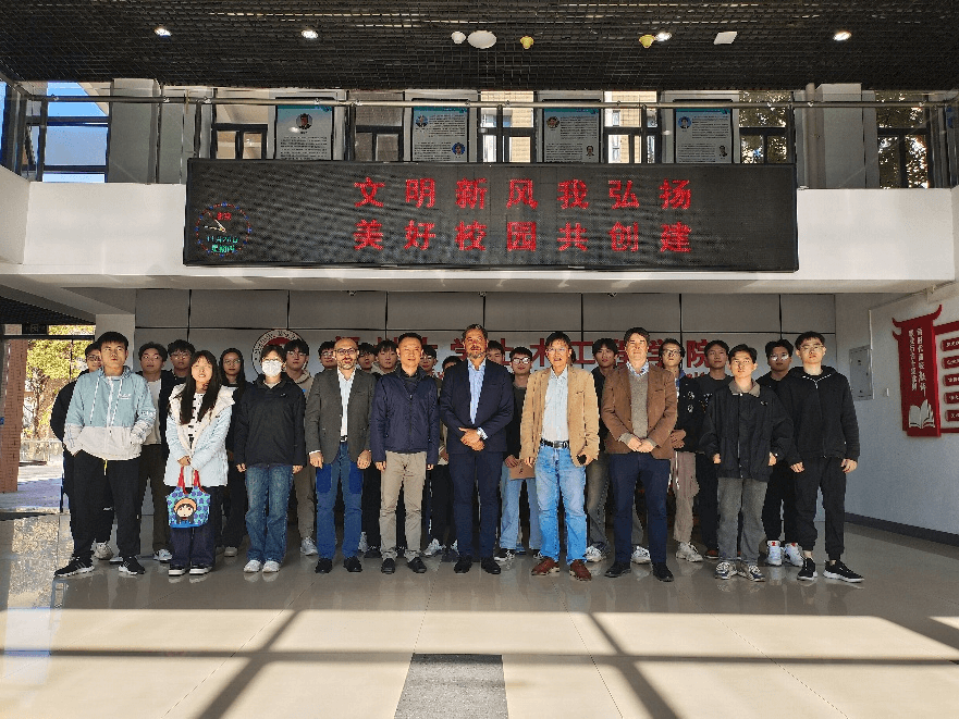 Foto 04: Foto oficial da visita do prof. José Américo à Universidade de Fuzhou.