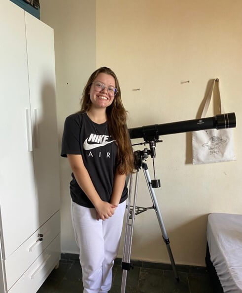 Imagem 1 – Patricia com telescópio adquirido