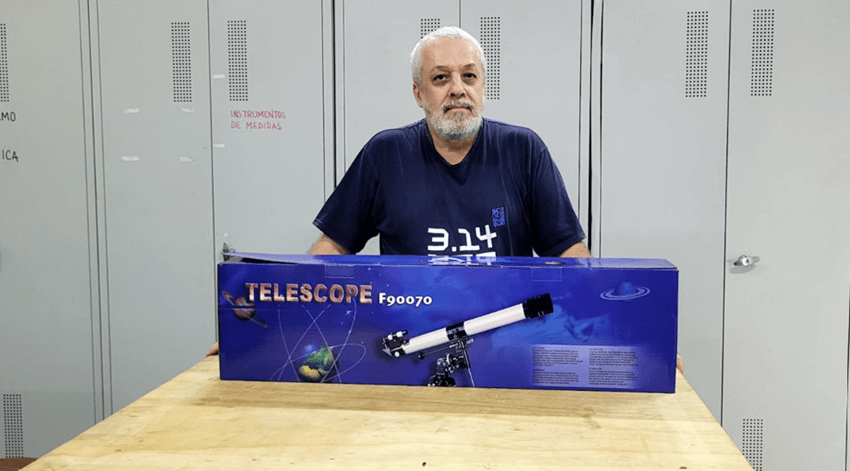 Imagem 5 – Ricardo com caixa do telescópio adquirido