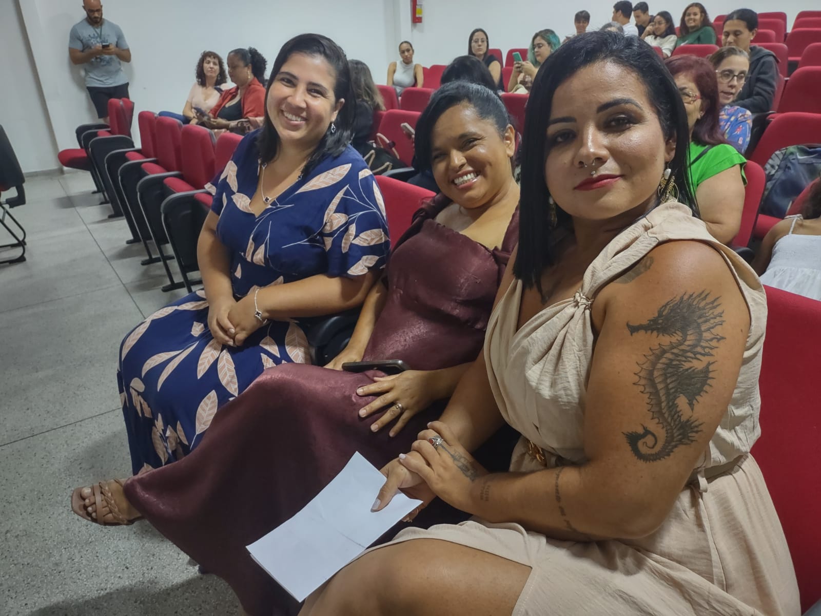 Lançamento do livro “Mulheres que inspiram: fragmentos da vida real”. Da direita para a esquerda: Erika Regina de Souza (autora e aluna do PROEJA 6), Maria Aparecida da Silva (autora e aluna do PROEJA 6) e Valéria de Custódio de Carvalho (autora e aluna do PROEJA 6) Crédito: Arquivo pessoal/09.12.2024
