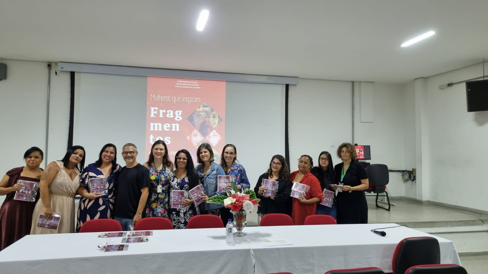 Da esquerda para a direita: Maria Aparecida da Silva (autora e aluna do PROEJA 6), Erika Regina de Souza (autora e aluna do PROEJA 6), Valéria de Custódio de Carvalho (autora e aluna do PROEJA 6), Alvaro Magalhães Pereira da Silva (professor e autor do prefácio do livro), Jaqueline Lopes (professora e coordenadora do projeto), Lucilene Garcia de Oliveira (aluna do PROEJA 4), Adriana C. Delgado (aluna do PROEJA 2), Daniela Silvestre (aluna do PROEJA 2), Janete Aparecida Soares da Costa (aluna do PROEJA 2), Luciene dos Santos Pereira (aluna do PROEJA 2), Michelle dos Santos Pinto (aluna do PROEJA 2), Tatiana Domingues de Oliveira Beleza (aluna do PROEJA 2). Crédito: Arquivo pessoal/09.12.2024