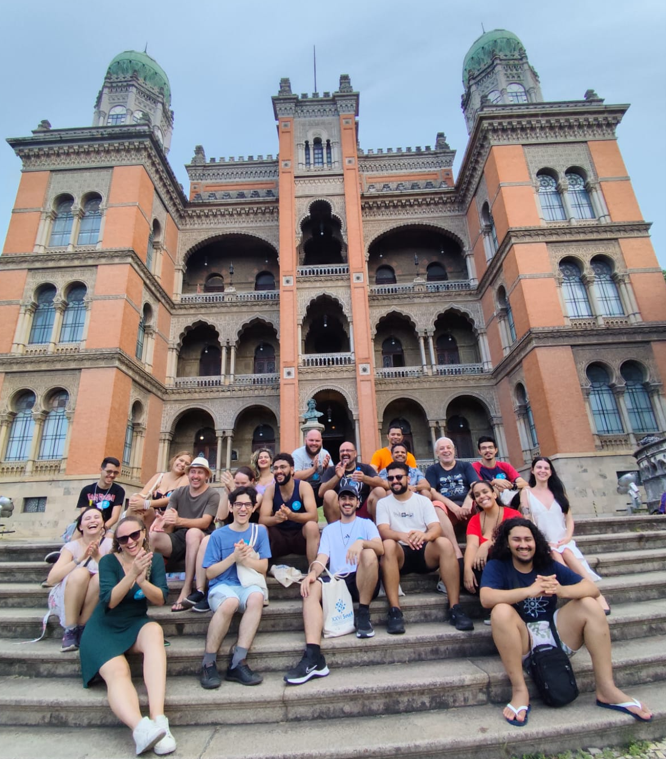 Imagem 11 – Estudantes e professores na Fundação Oswaldo Cruz