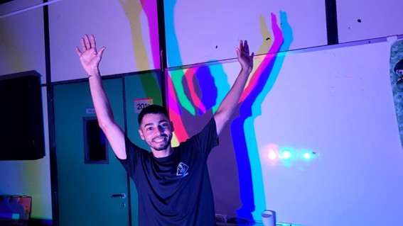Imagem 6 – José Walter em atividade didática experimental sobre luzes e cores
