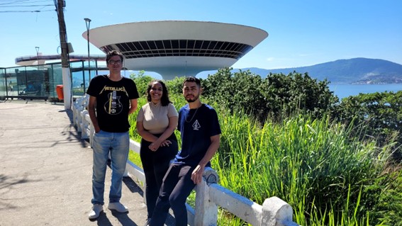 Imagem 8 – Bruno, Livia e José Walter no MAC de Niterói