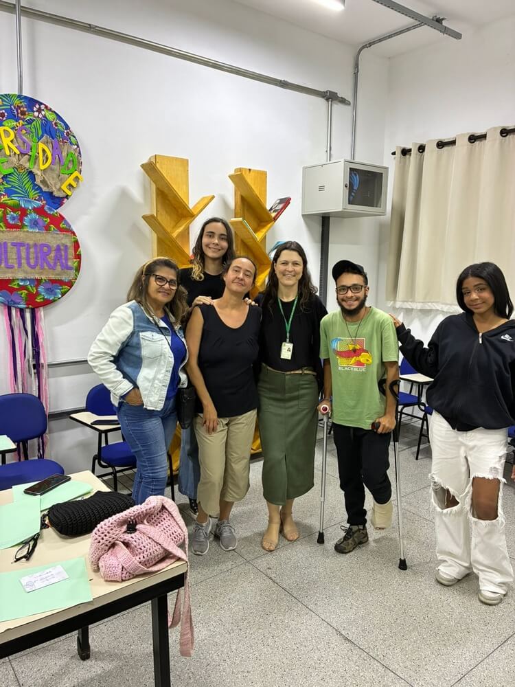 Da esquerda para a direita: Janete Aparecida Soares da Costa (aluna do PROEJA), Mariana Souza Batista (membro da Comissão Setorial de Literatura de Caraguatatuba), Mônica Aparecida de Souza (membro da Comissão Setorial de Literatura de Caraguatatuba e aluna do curso Técnico de Meio Ambiente), Jaqueline Lopes (professora), Lincoln Almeida e Rayssa Gomes (ambos alunos do curso Técnico de Meio Ambiente). Crédito: Arquivo pessoal/17.09.2025