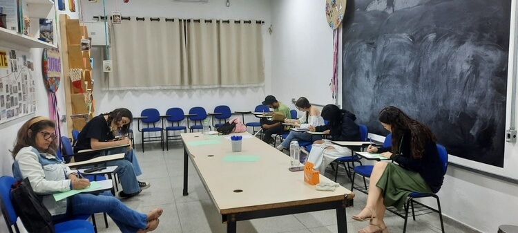 Da esquerda para a direita: Janete Aparecida Soares da Costa (aluna do PROEJA), Mariana Souza Batista (membro da Comissão Setorial de Literatura de Caraguatatuba), Lincoln Almeida, Giovanna Brock e Rayssa Gomes (alunos do curso Técnico de Meio Ambiente) e Jaqueline Lopes (professora). Crédito: Arquivo pessoal/17.09.2025