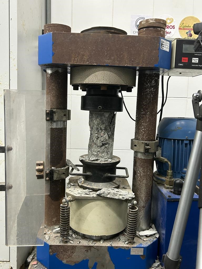 Imagem 1: Ensaio de Ruptura de Corpos de Prova de Concreto