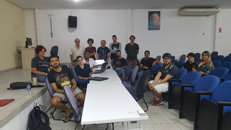 Professor Ricardo e sua equipe de bolsistas durante a preparação do 4º Minicurso de Astronomia