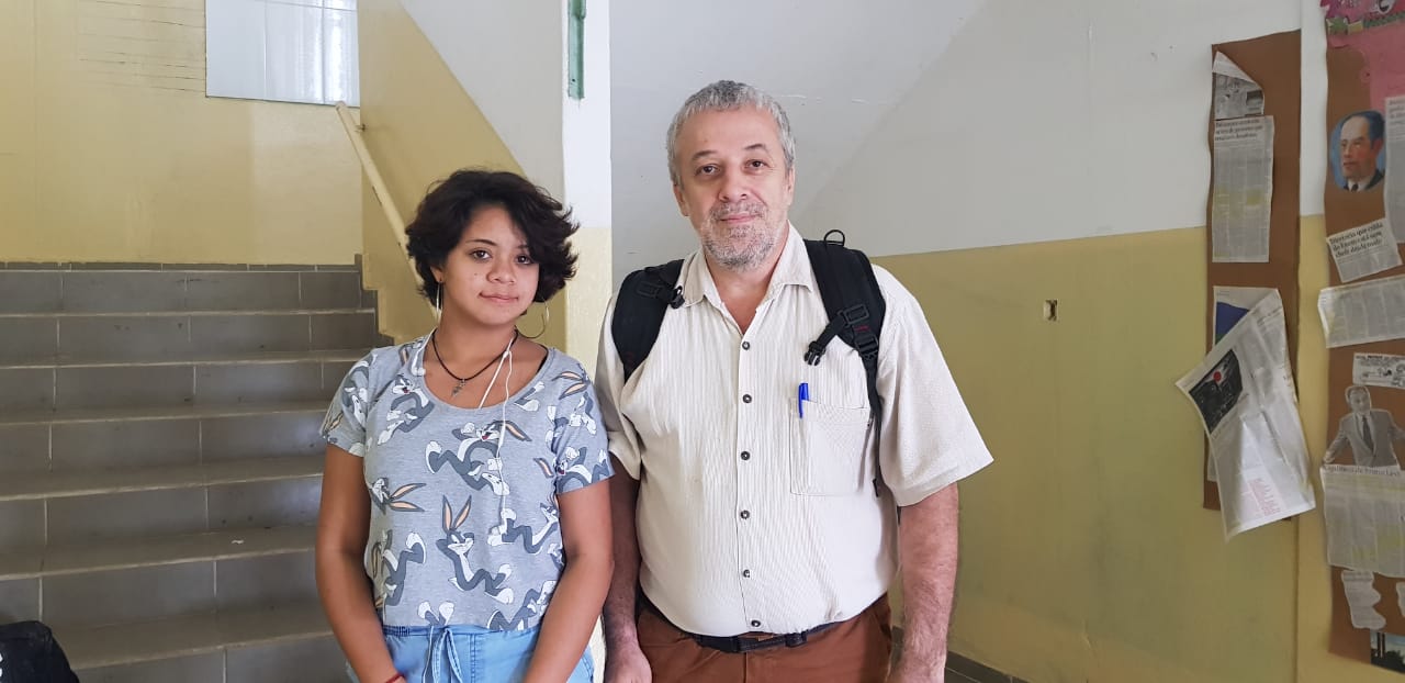 Gabriela Katsumata (aluna da Escola Frúgoli) e professor Ricardo Plaza