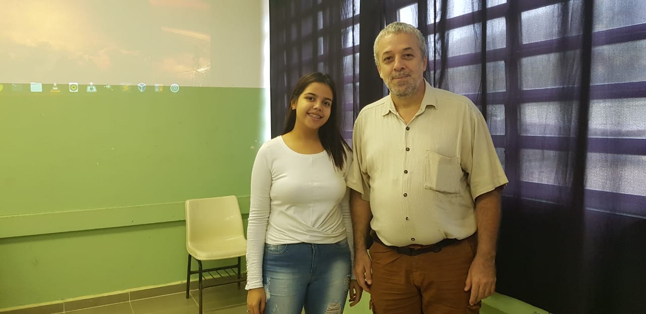 Rebeca Sales (aluna da Escola Frúgoli) e o professor Ricardo Plaza