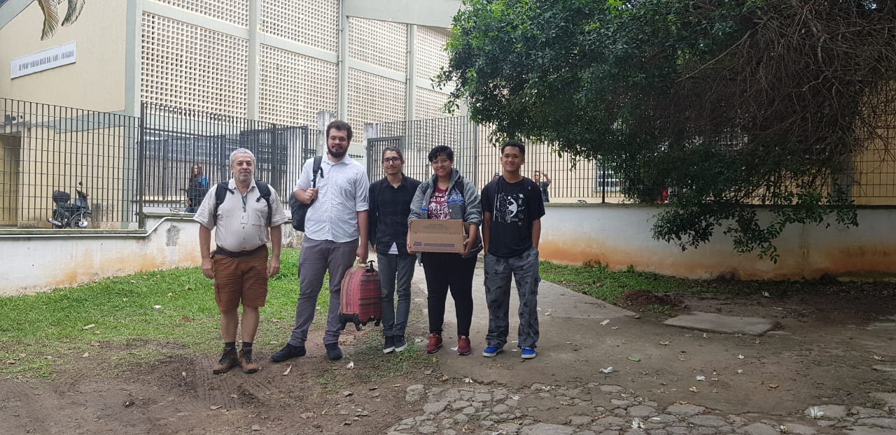 Ricardo, Vinicius, Yeté, Nicoli e André, na entrada da escola Frúgoli