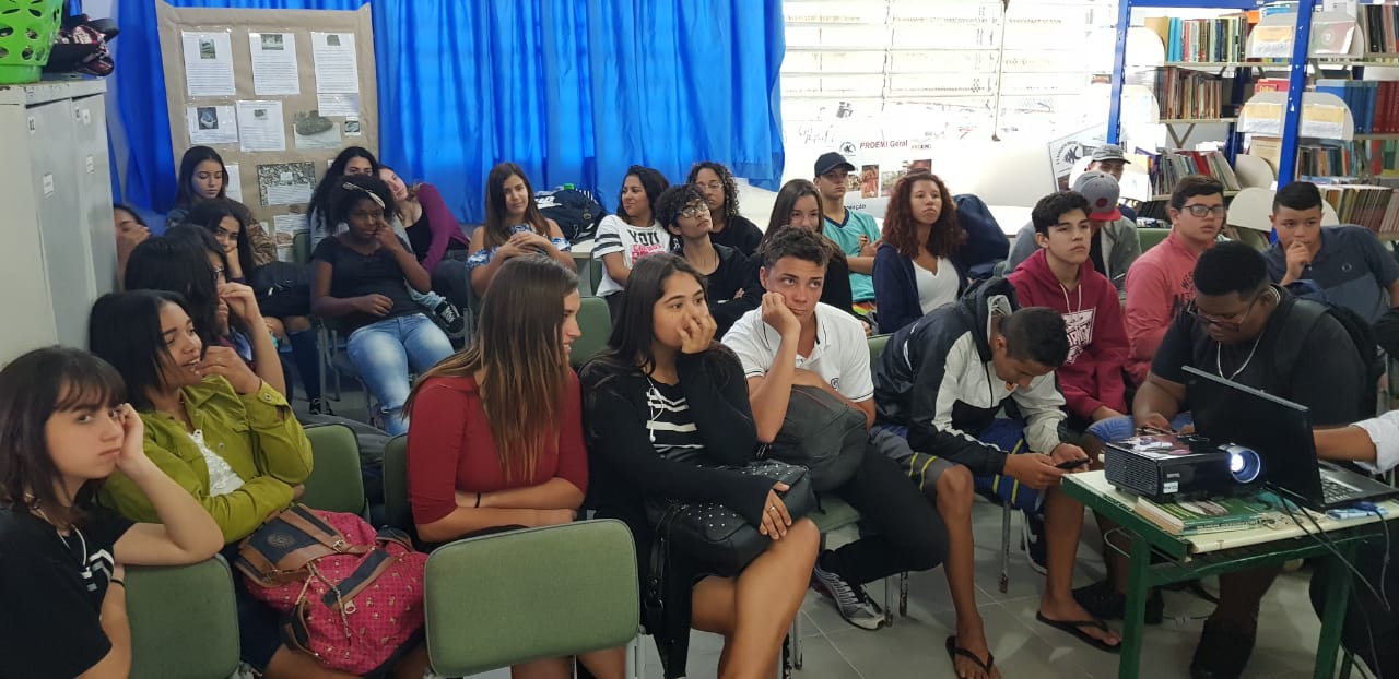 Alunos da Escola Benedito Carlota durante as apresentações