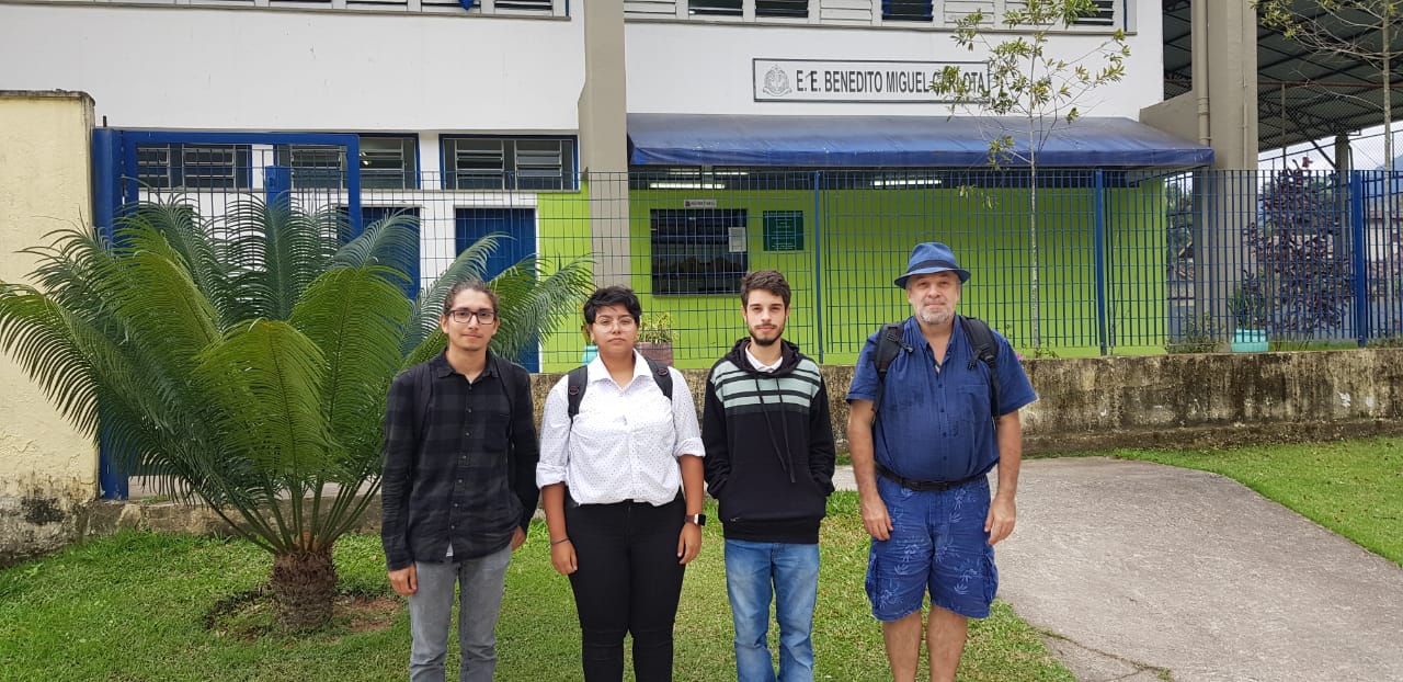 Yeté, Nicoli, Vinicius e professor Ricardo Plaza na entrada da Escola Bendito Carlota