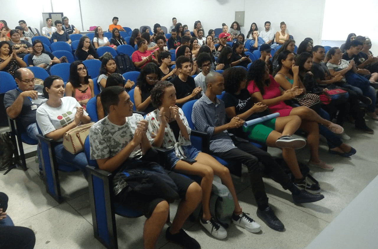 Alunose professores no início da Aula Integradorado Curso Técnico em Administração