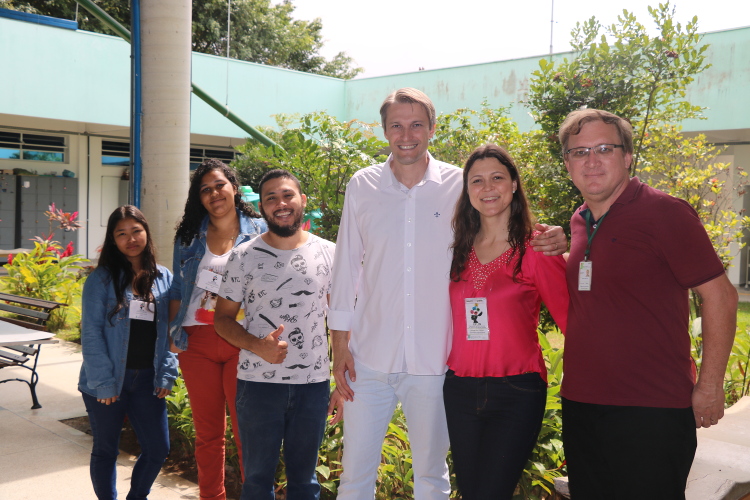 Alunos monitores, servidor Thyago (CTI) – apoiador do evento, Robson (Seguralta – Corretora de Seguros) – apoiador, Profa. Jaqueline Lopes (presidenta do evento), Prof. Nelson Alves – apoiador