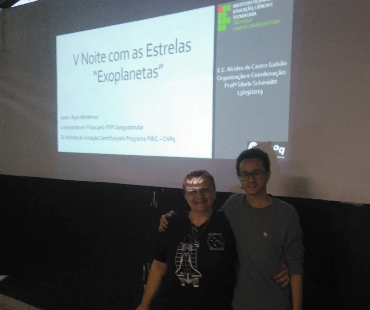 Ryan, juntamente com a professora Sibele, em sua apresentação