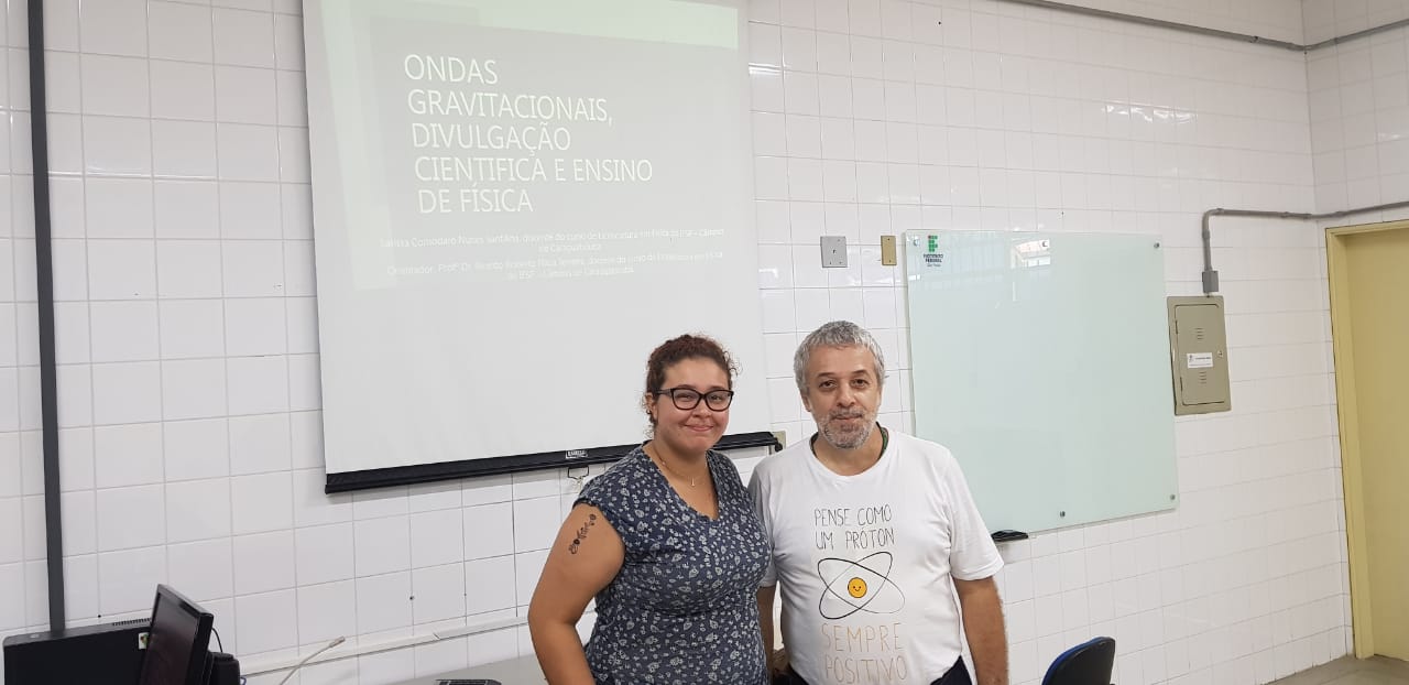 Larissa Comodaro e professor Ricardo Plaza no auditório, antes do seminário