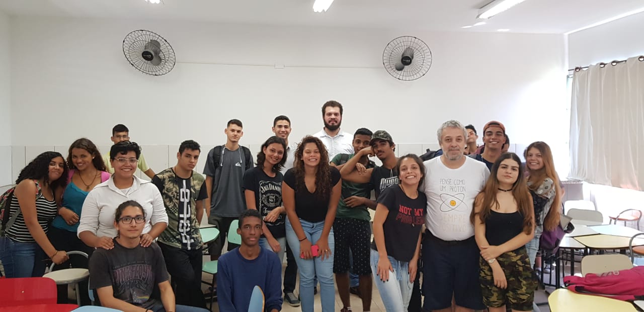 Professores Graziela e Ricardo com estudantes da Escola Avelino e do IFSP