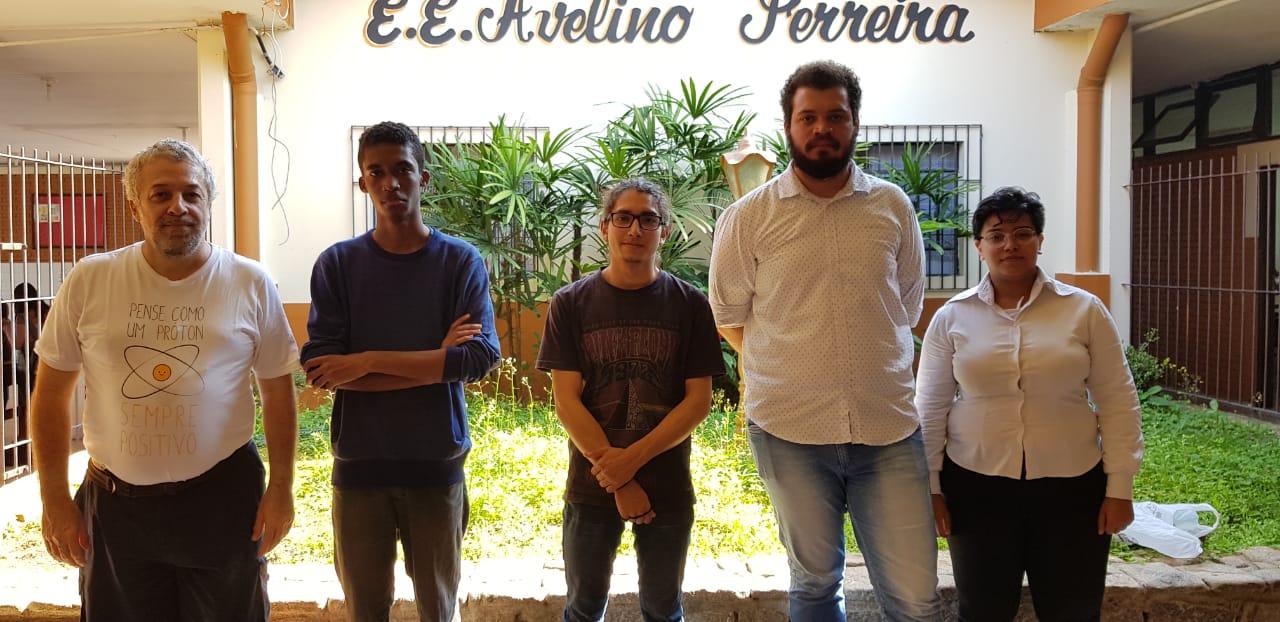 Ricardo, Higor, Yeté, Vinicius e Nicoli na entrada da Escola Avelino