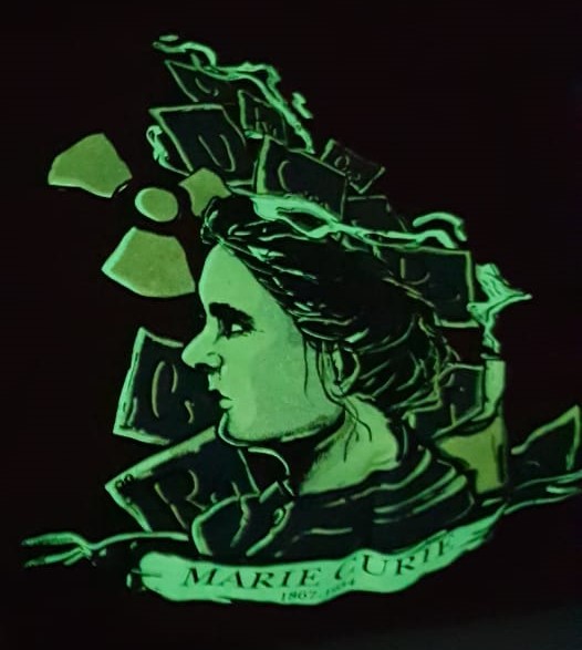 Camiseta sobre Marie Curie com foto tirada no escuro