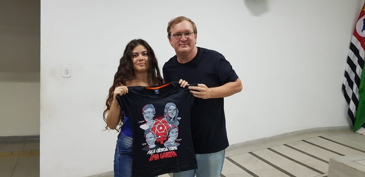 Estudante Rayssa Paschoal com professor Nelson Alves