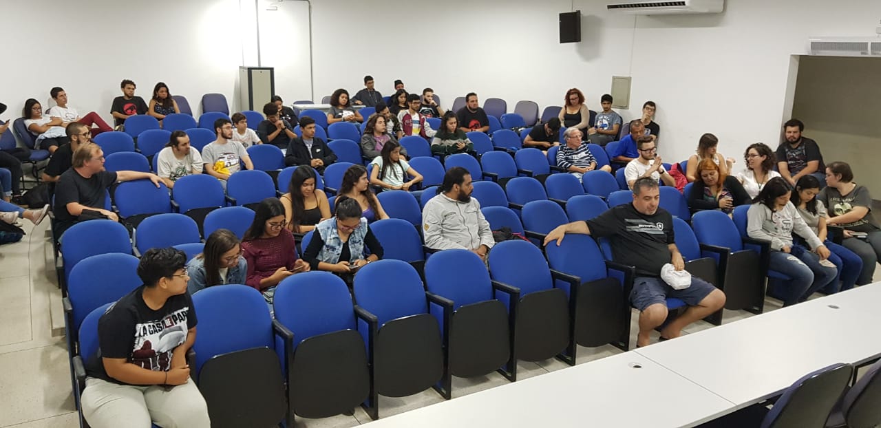 Público presente no cinedebate sobre a série O Conto da Aia