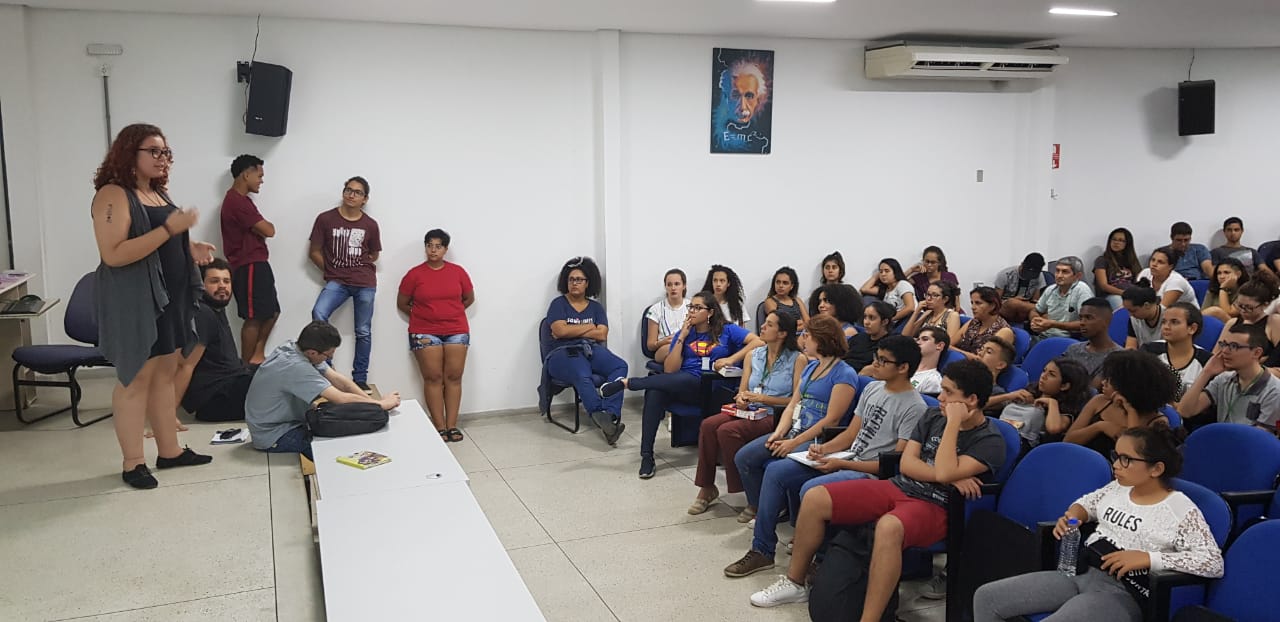 Larissa debate sobre os vídeos exibidos na sessão de 4ª feira de tarde