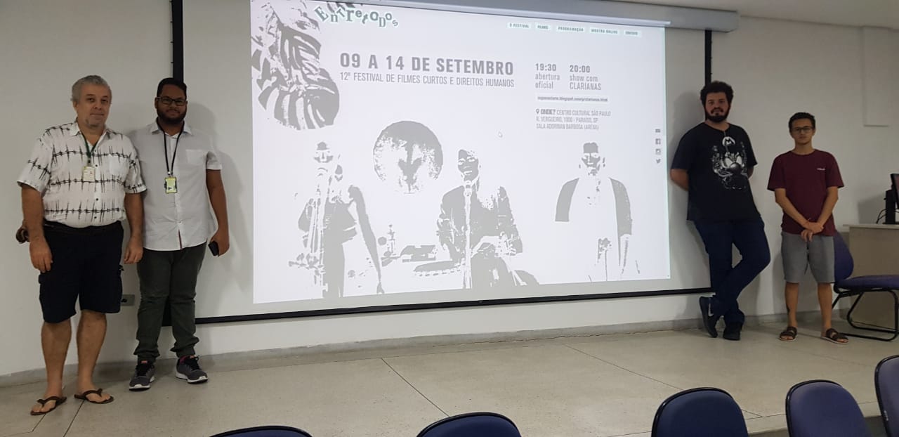 Professor Ricardo com estudantes que colaboraram para a exibição de 2ª feira de manhã