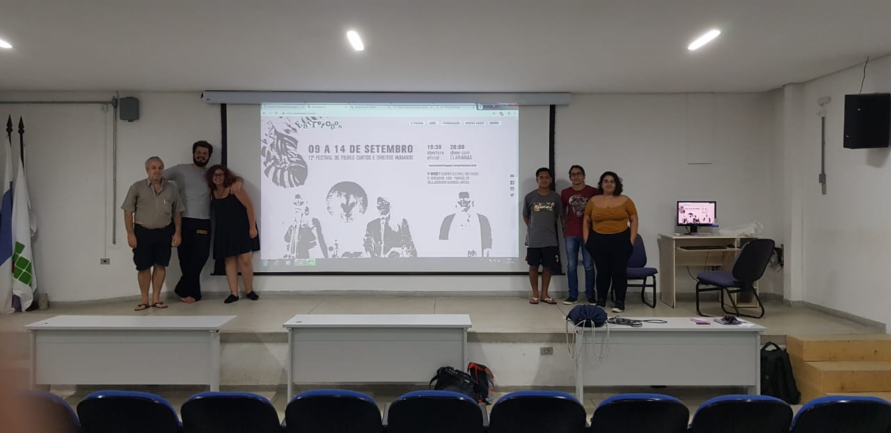 Professor Ricardo com estudantes que organizaram a exibição de vídeos de 5ª feira de noite
