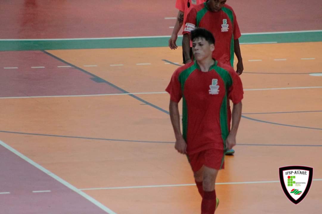 Jogo de Futsal entre Câmpus Caraguatatuba (uniforme vermelho) e Câmpus Avaré (uniforme rosa)