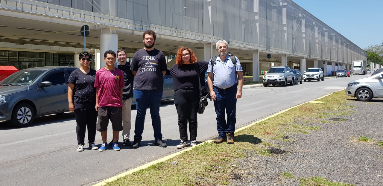 Foto: Nicoli, André, Rafael, Vinicius, Larissa e professor Ricardo em frente a um prédio do ITA